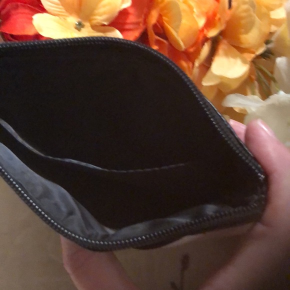 Guess wristlet 5x4” in black and white pebble leather - Picture 3 of 4